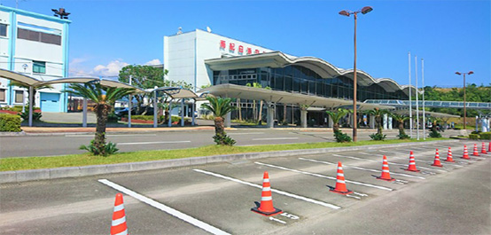 ターミナルビル前のレンタカーステーション